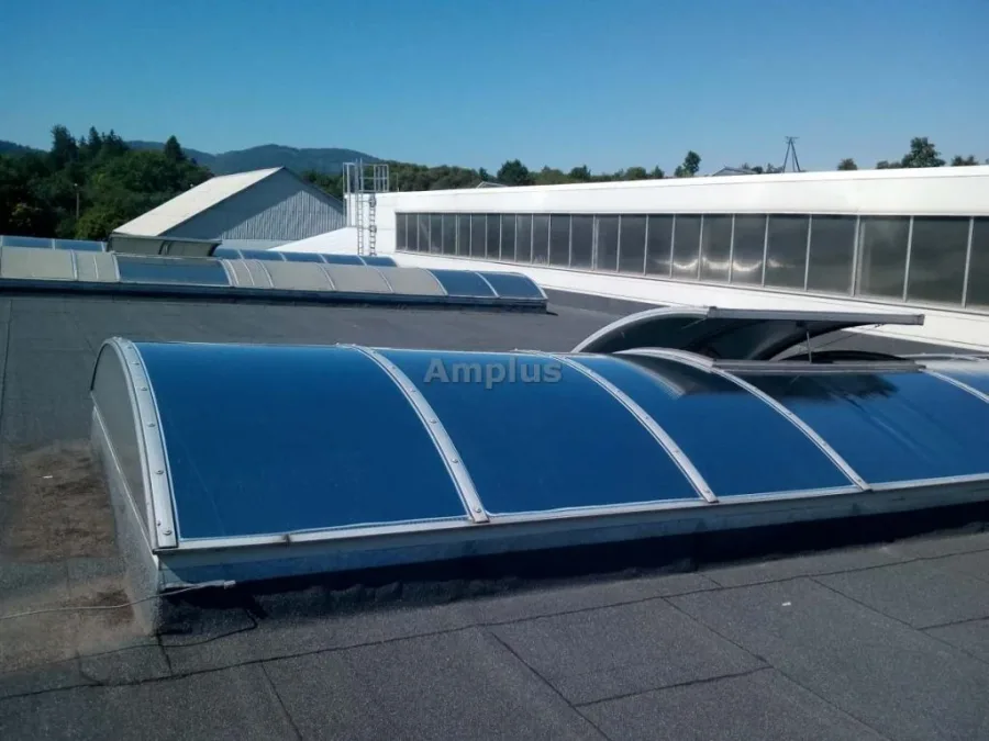 Folia Polycarbon Silver na świetlikach łukowych hali – zdjęcie 5