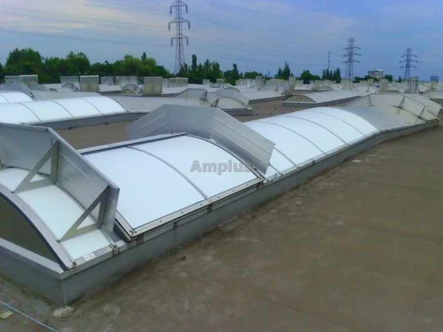 Folia Polycarbon White na świetliku z klapą oddymiającą – zdjęcie 1