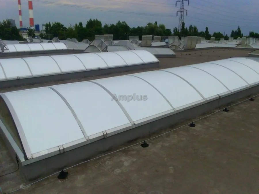 Folia Polycarbon White na świetliku z klapą oddymiającą – zdjęcie 3