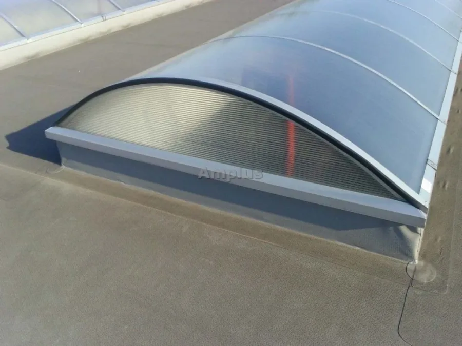 Folia Polycarbon White na świetliku z klapą oddymiającą – zdjęcie 5