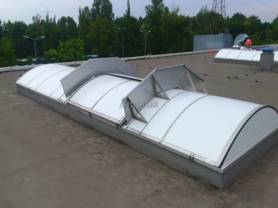 Folia Polycarbon White na świetliku z klapą oddymiającą – zdjęcie 7